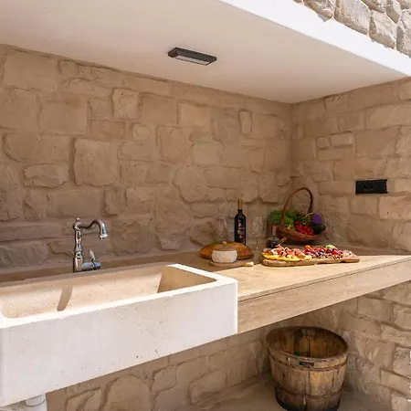 Villa Praska With Private 28,5 Sqm Pool, 3 En-suite Bedrooms, Sauna, 1km To Podstrana