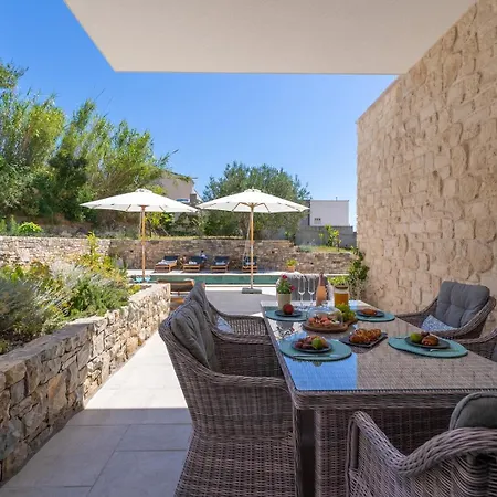 Praska With Private 28,5 Sqm Pool, 3 En-suite Bedrooms, Sauna, 1km To *