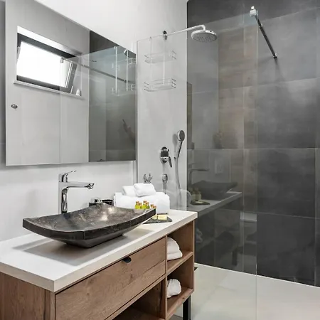 Praska With Private 28,5 Sqm Pool, 3 En-suite Bedrooms, Sauna, 1km To * Podstrana