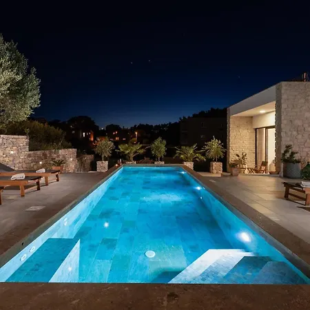 Praska With Private 28,5 Sqm Pool, 3 En-suite Bedrooms, Sauna, 1km To Villa *