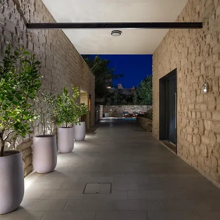 Praska With Private 28,5 Sqm Pool, 3 En-suite Bedrooms, Sauna, 1km To Villa