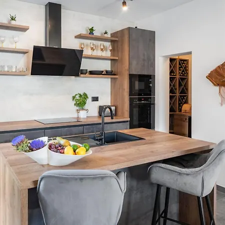 Villa Praska With Private 28,5 Sqm Pool, 3 En-suite Bedrooms, Sauna, 1km To Podstrana