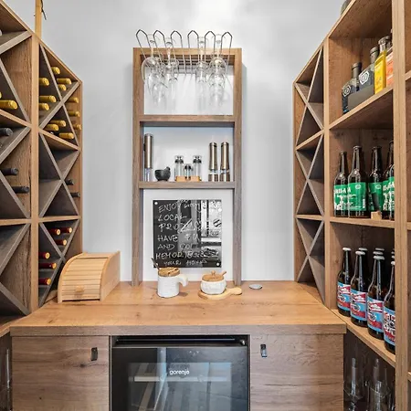 Praska With Private 28,5 Sqm Pool, 3 En-suite Bedrooms, Sauna, 1km To Villa