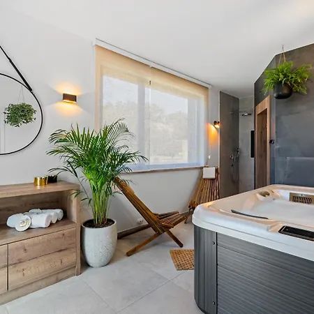 Praska With Private 28,5 Sqm Pool, 3 En-suite Bedrooms, Sauna, 1km To Villa *