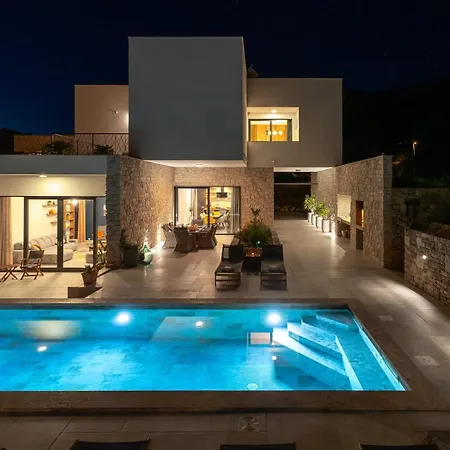 Praska With Private 28,5 Sqm Pool, 3 En-suite Bedrooms, Sauna, 1km To Podstrana