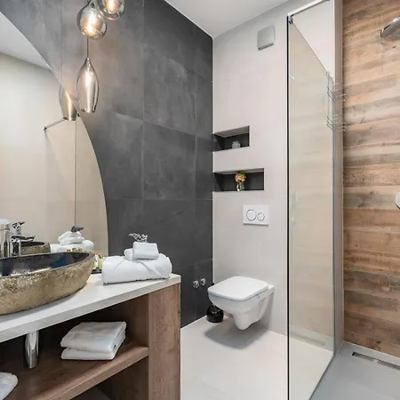 Praska With Private 28,5 Sqm Pool, 3 En-suite Bedrooms, Sauna, 1km To