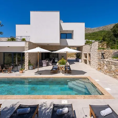 Praska With Private 28,5 Sqm Pool, 3 En-suite Bedrooms, Sauna, 1km To